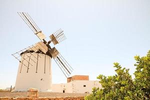 moulin à vent traditionnel sous un ciel bleu clair photo