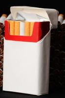 concept de l'industrie du tabac avec boîte de cigarettes photo