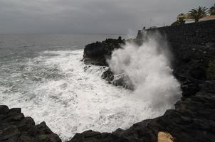 de fortes vagues frappant les rochers photo