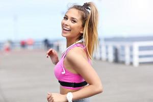 femme faisant du jogging sur la plage photo