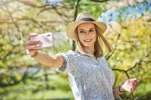 femme avec téléphone dans le parc. photo