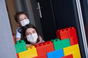 mère et enfant à la maison en quarantaine pendant la pandémie de coronavirus photo