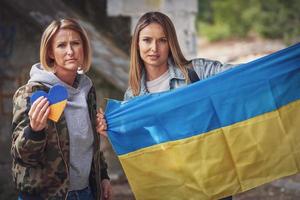 deux filles soutiennent l'ukraine sans signes de guerre photo