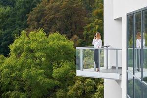 femme d'affaires se tenant sur le balcon contre la nature photo