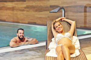 couple heureux se détendre dans le spa de la piscine photo
