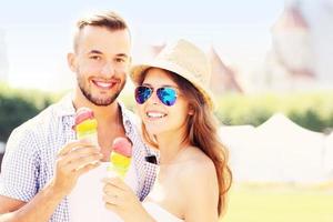 couple heureux et glace photo