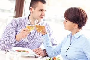 couple buvant du vin dans un restaurant photo