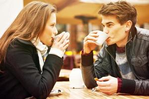 jeune couple buvant du café photo