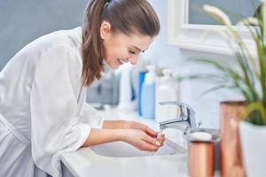 belle jeune femme brune dans la salle de bain photo