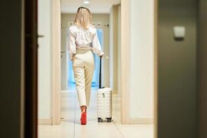 femme d'affaires avec assurance dans le hall de l'hôtel moderne photo