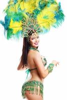 femme brésilienne posant en costume de samba sur fond blanc photo