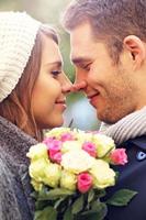jeune couple avec des fleurs photo