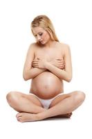 femme enceinte posant sur fond blanc photo