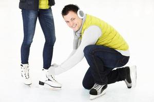 attacher des patins à glace photo