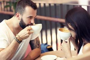 couple romantique datant au café photo