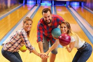 amis jouant au bowling photo