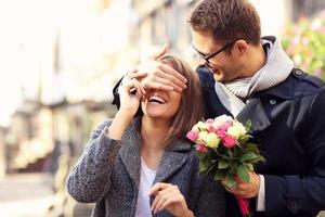 jeune homme femme surprenante avec des fleurs photo