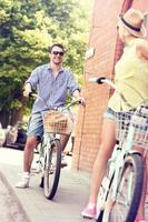jeune homme faisant du vélo avec sa petite amie