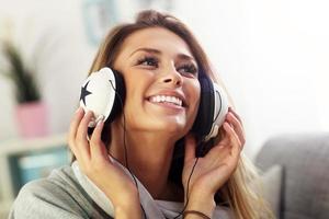 femme heureuse écoutant de la musique à la maison photo