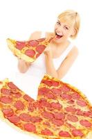 femme heureuse avec pizza photo