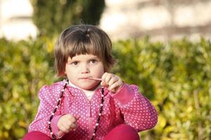 jeune fille et un brillant à lèvres photo