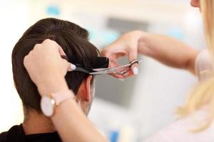 homme adulte au salon de coiffure photo