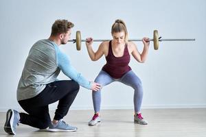 femme avec son entraîneur personnel photo