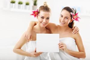 deux belles femmes au spa photo