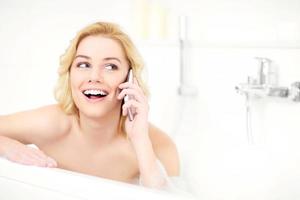 femme parlant au téléphone en prenant un bain photo