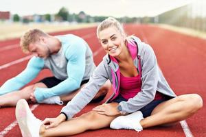 homme et femme faisant la course sur une piste extérieure photo