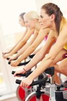 femmes sportives sur cours de spinning photo