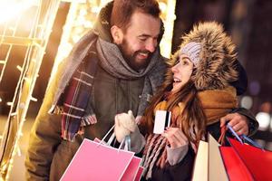 couple adulte faisant du shopping dans la ville pendant la période de noël photo