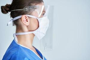 portrait d'une femme médecin portant un masque de protection et un écran facial photo