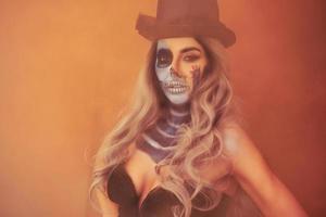 portrait fantasmagorique de femme en maquillage gothique halloween photo