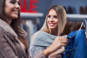 femmes adultes faisant des emplettes pour des vêtements dans la boutique en automne photo