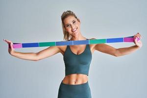 femme adulte travaillant avec une ceinture d'étirement photo