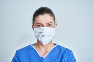 portrait en gros plan d'une femme médecin ou infirmière portant un masque de protection photo