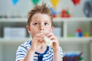 adorable petit garçon à la maternelle photo