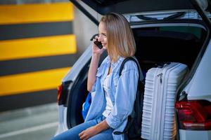 femme adulte touriste dans le parking souterrain de l'aéroport photo