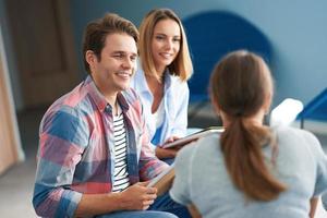 groupe d'étudiants qui étudient ensemble sur le campus photo