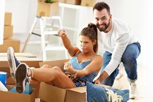 heureux couple adulte déménageant ou entrant dans une nouvelle maison photo