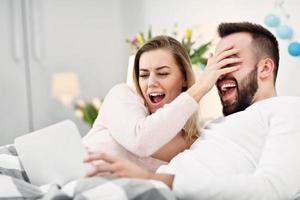 couple au lit devant la télé photo