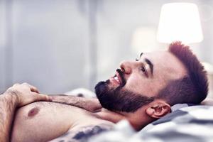 homme heureux allongé dans la chambre photo