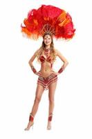 femme brésilienne posant en costume de samba sur fond blanc photo