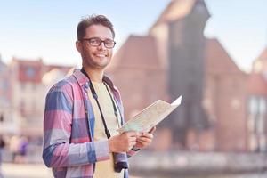 Touriste masculin dans le masque visites gdansk pologne photo