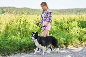 portrait d'une femme heureuse promenant son chien à loisir photo