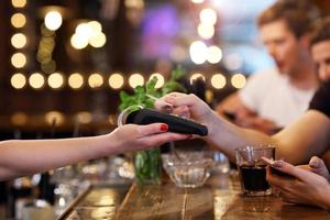 groupe d'amis payant un repas au restaurant photo