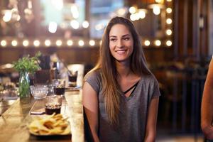 jeune femme assise dans un café photo