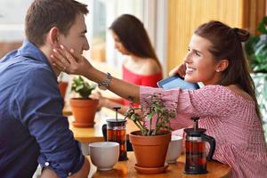 joli couple à un rendez-vous au restaurant photo