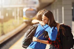 girl friends, touristes, sur, plate-forme ferroviaire photo